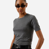 Blusa manga curta long cropped em tricot liso cinza