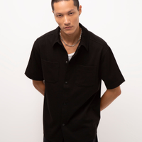 Camisa manga curta com bolso preto