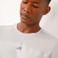 Camiseta slim manga curta com recortes esportiva cinza