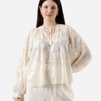Bata feminina em devorê manga longa floral plus size off white