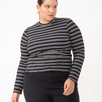 Blusa de viscose listrada plus size preta