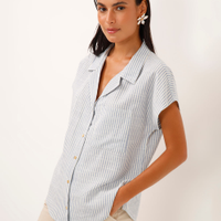 Camisa de viscose manga curta com bolso listrada azul