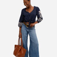 Bata feminina de algodão manga bufante com arabesco azul