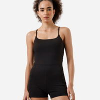 Macaquinho feminino esportivo com bolsos preto