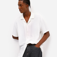 Camisa manga curta texturizada e listrada - branco