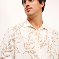 Camisa comfort com linho folhagens off white