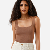 Regata feminina de tricot decote quadrado marrom