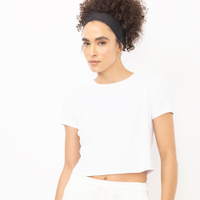 Cropped feminino esportivo com recortes branco