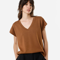 Blusa básica feminina decote v manga curta bege