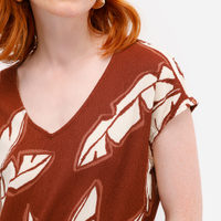 Blusa feminina folhagens texturizada marrom