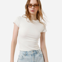 Blusa baby look feminina com renda canelada cropped off white