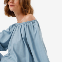 Blusa feminina ombro a ombro com linho azul