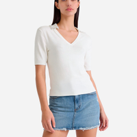 Polo feminina de tricot manga curta com aplicações na gola off white