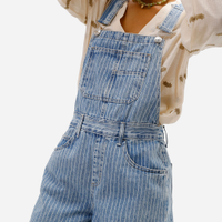 Jardineira curta feminina jeans listrada azul