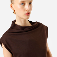 Blusa feminina de viscose decote degagê marrom