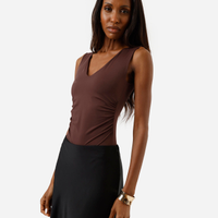Body feminino de poliamida decote v marrom
