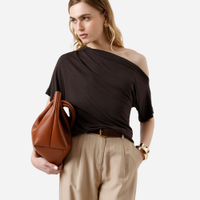 Blusa feminina de viscose assimétrica com pregas marrom