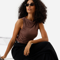 Blusa feminina decote canoa franzida marrom