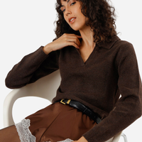 Polo básica feminina de tricot manga longa marrom