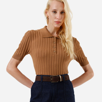 Polo feminina de tricot canelada marrom