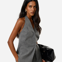 Blusa feminina frente única xadrez cinza