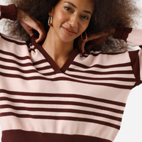Suéter feminino de tricot com gola decote v listrado marrom