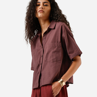 Camisa feminina de algodão manga curta com bolsos marrom