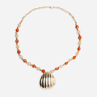 Colar de miçangas pingente concha dourado