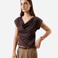 Blusa feminina de suede decote degagê manga curta marrom