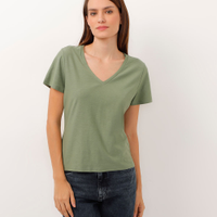 Camiseta de algodão peruano decote v - verde mate