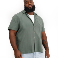 Camisa plus size com linho manga curta verde