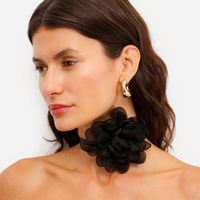 Colar chocker e acessório de cabelo floral preto