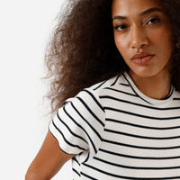 Blusa baby look feminina com algodão canelada listrada básica off white