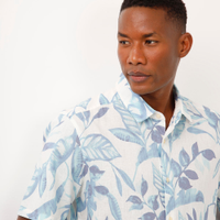 Camisa comfort com linho folhagens off white