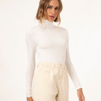 Blusa básica manga longa gola alta off white