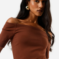 Blusa feminina ombro a ombro manga curta marrom