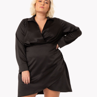 Vestido plus size curto envelope manga longa preto