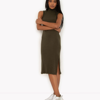 Vestido midi básico canelado com fenda gola alta verde militar