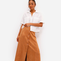Saia midi feminina de suede com fenda bege