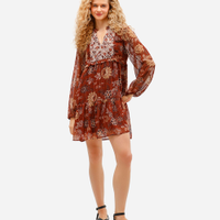 Vestido curto feminino com recortes e lurex floral marrom