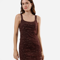 Vestido curto feminino de sarja com fenda floral vinho
