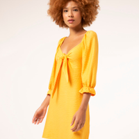 Vestido curto texturizado com nó manga 3/4 bufante laranja