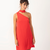 Vestido curto ombro único com lenço vermelho