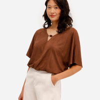 Blusa feminina de suede decote v com aviamento marrom