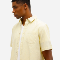 Camisa comfort masculina com linho manga curta amarela