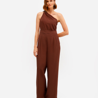 Macacão ombro único feminino de viscose marrom