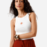 Regata feminina com bordado frontal sol off white