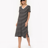Vestido listrado midi com fenda manga curta preto