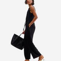 Macacão de viscose com cinto texturizado preto