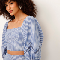 Cropped manga bufante listrado floral azul